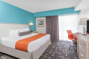 Ein Bett oder Betten in einem Zimmer der Unterkunft Howard Johnson by Wyndham Mystic