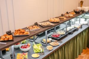 una linea di buffet con molti tipi diversi di cibo di Hotel Brixen a Praga