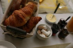 VilléにあるLes Chambres du Beau Regardのパン一杯とバター一杯のテーブル