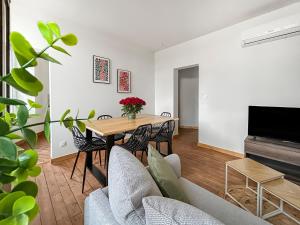 a living room with a table and chairs at Appartement moderne et lumineux avec parking privé in Vierzon