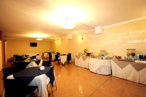 A television and/or entertainment centre at Hotel Sextum