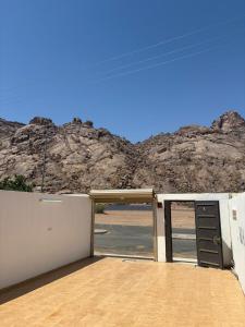 a garage with a view of a mountain at شقق وغرف خاصة الشفاء in Hail