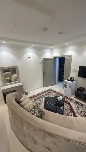 a living room with a large couch in the middle at شقق وغرف خاصة الشفاء in Hail