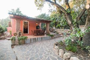 una casa con patio y un árbol en Casa vacanze San Pantaleo, en San Pantaleo