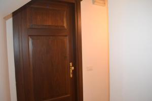porta in legno in camera con parete di Suites Imperiali Guest House a Roma
