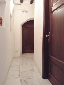 corridoio con porta e pavimento piastrellato di Suites Imperiali Guest House a Roma