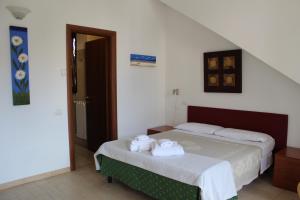 a bedroom with a bed with towels on it at Il Casaletto Dei Ludi in Aranova