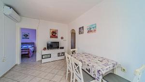 a small room with a table and a bedroom at Apartman Roza 1 by Villas Guide in Vela Luka