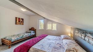 a bedroom with a bed and a window in it at Apartman Roza 2 by Villas Guide in Vela Luka