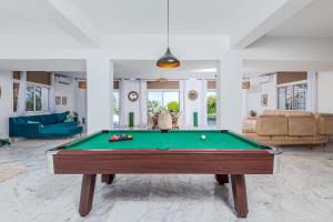 a living room with a pool table in it at Villa Verde Azura in Bin Rhilouf
