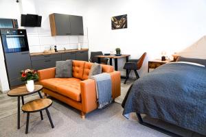 a room with a bed and a couch and a kitchen at Apart4me Style Apartment Geislingen zentral mit Parkplatz in Geislingen an der Steige +26 photos
