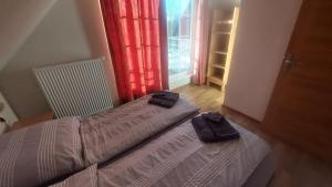 a bedroom with two twin beds and a window at Haus am Golfplatz Cochem Mosel in Ediger-Eller