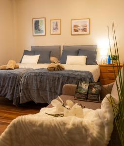 a bedroom with a large bed with a blue headboard at Apartamento Baztangoa II Centro Elizondo in Elizondo