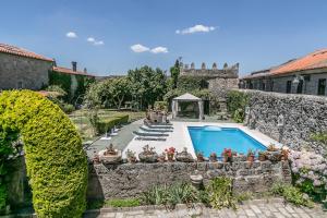 a house with a swimming pool in a yard at Solar Sampaio e Melo in Trancoso