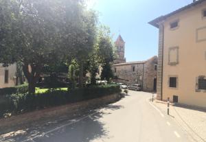 a street in a town with trees and a building at Lauretta in Bolgheri