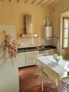 ボルゲリにあるLaurettaのキッチン(白いテーブル、白いカウンタートップ付)