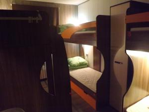 エカテリンブルクにあるホステル ウユトノイ ミステチカの小さな客室で、二段ベッド1組と二段ベッド1組が備わります。