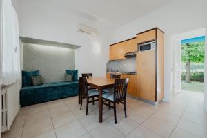 a kitchen and dining room with a table and chairs at Junior Depandance in Cavallino-Treporti