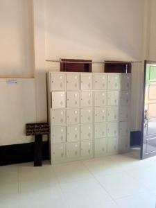 a bunch of lockers in a room with a sign at Dormitory Hostel Cam Uo in Nongkhiaw
