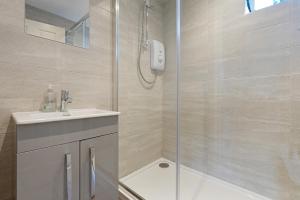 a bathroom with a shower and a sink at Stylish Bakewell apartment -walk to cafes and river in Bakewell