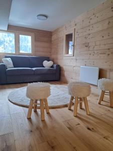 a living room with a couch and two chairs at Le cocon de Mâche in Hérémence