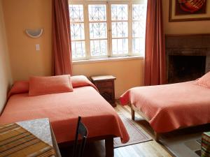 una camera da letto con due letti e una finestra di Hotel Andino a Quito