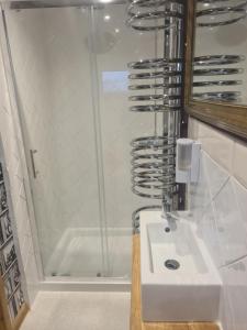 Gallery image of Large ensuite twin room at Fir Tree Lodge in Bristol +15 photos