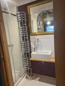 Gallery image of Large ensuite twin room at Fir Tree Lodge in Bristol