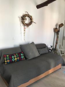 Ein Schlafzimmer mit einem Bett mit Kissen und einem Kranz an der Wand in der Unterkunft Kasimiotis studio in Koroni