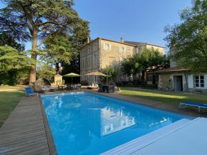 a swimming pool in front of a house at Le Relais d'Angély in Saint-Jean-dʼAngély