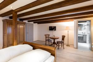 a room with a bed and a table and chairs at Eventlocation & Hotel Schloss Neuburg in Obrigheim