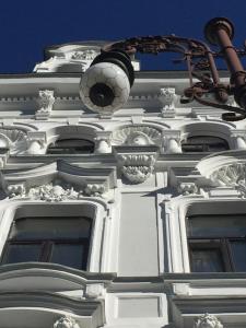 - un bâtiment blanc avec un éclairage de rue dans l'établissement Old Town Boutique Apartments, à Liberec