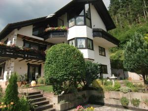 une maison fleurie dans la cour avant dans l'établissement Ferienwohnung Uli Schätzle, à Hornberg