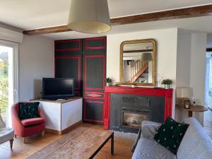 a living room with a fireplace and a mirror at Longère 6-8 personnes - L'Ecrin Vert in Loison-sur-Créquoise