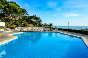 a swimming pool with a view of the ocean at Hotel Vibra Beverly Playa in Paguera