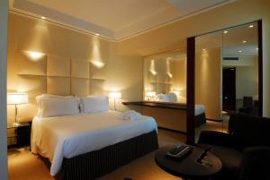 A bed or beds in a room at Cosmopolitan Hotel Még 19 kép
