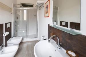 een badkamer met een wastafel, een douche en een toilet bij Casa Rovai Guest House in Florence