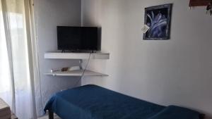 a room with a tv on a white wall at Casa en Claromecó in Balneario Claromecó