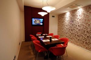 een eetkamer met een tafel en rode stoelen bij Cosmopolitan Hotel in Florence