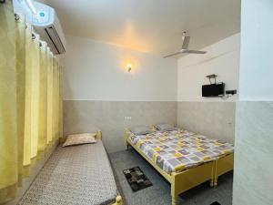 a bedroom with a bed in a room with a ceiling at Bimala Hotel in Rānchī