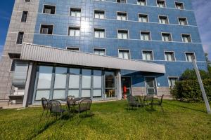 a table and chairs in front of a building at Best Western Palace Inn Hotel in Ferrara