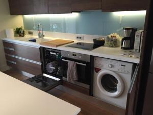 Kuchnia lub aneks kuchenny w obiekcie Captains 2-Bedroom Suite in Athens Nea Smyrni