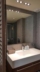 Łazienka w obiekcie Captains 2-Bedroom Suite in Athens Nea Smyrni
