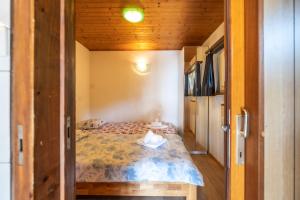 a small bedroom with a bed in a room at Casa Sybille, beautiful lake view in Minusio