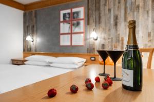 a bottle of wine and some strawberries on a table at B&B Tamarindo in La Villa