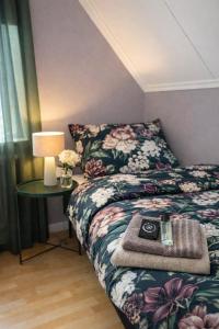 a bedroom with a bed and a table with a lamp at Annie Järdebergsgatan 3 in Kiruna