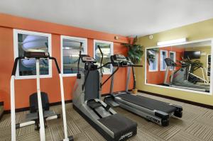 Fitness centrum a/nebo fitness zařízení v ubytování Travelodge by Wyndham Lloydminster