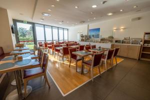 a restaurant with tables and chairs in a room at Best Western Palace Inn Hotel in Ferrara