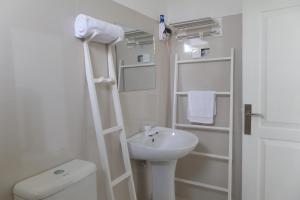 Un baño blanco con inodoro y lavabo. en White Villa Ambalangoda, en Ambalangoda 25 fotos más