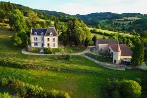 an aerial view of a large white house on a green field at Domaine de Gaudon in Ceilloux